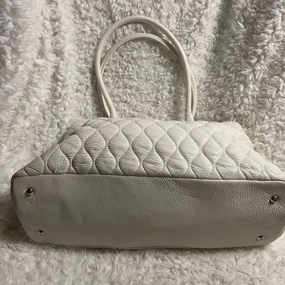 Vera Bradley White Quilted large shoulder bag with gold tone hardwares. - Picture 5 of 12